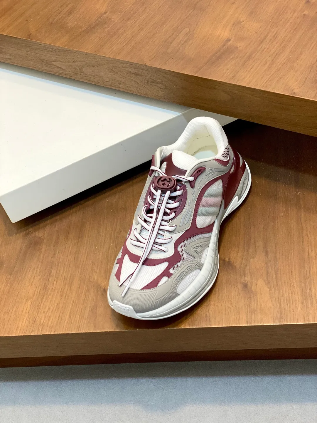 Men's Men's Shoes 💰900 Gucci Gucci 2.0 Sports Shoes Couple's Style Retro Casual Shoes Running Shoes Original Purchase, Development, Production Gucci 2.0 Sports Shoes reinterpret the brand's iconic striped webbing elements. This sneaker reinterprets the iconic details. It uses EVA thick soles and a smart silhouette to bring a stable and comfortable wearing experience. Exquisite packaging at the delivery counter. Fabric: original imported cowhide + technical fabrics. Lining: original imported breathable mesh. Sole: original molded ultra-light foam rubber. Bottom thickness: 4CM. Size: 39-44 (customized for 38, 45, 56)